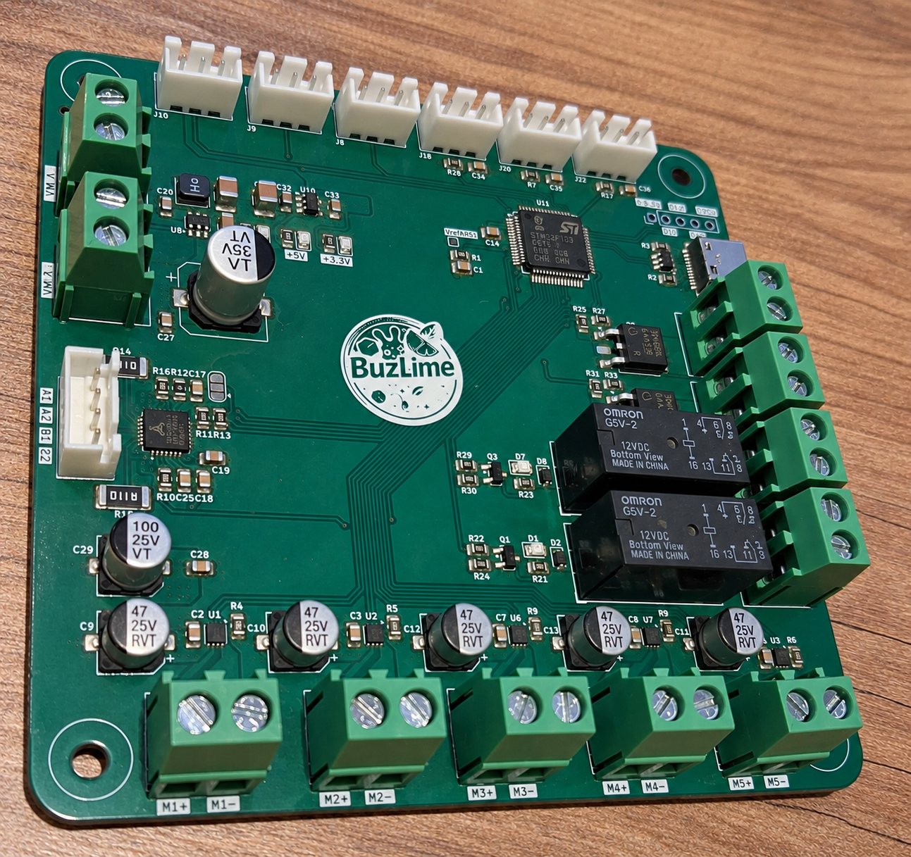 BuzLime otomatı için tasarladığımız kontrol kartı: STM32 mikrodenetleyici, 5 motor sürücü çıkışı, röleler ve sensör konnektörleri