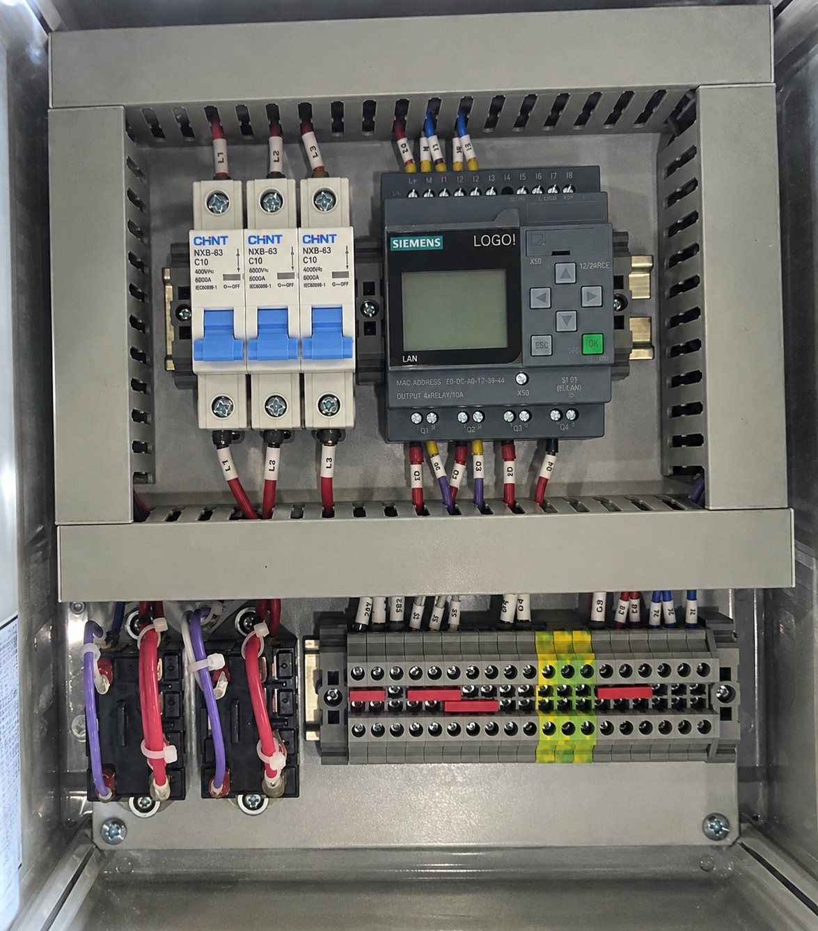 Şah Makine için ürettiğimiz kontrol panosu: Siemens LOGO! PLC, sigortalar, röleler ve numaralı kablolarla etiketli klemensler